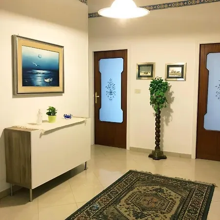 Bed & Breakfast Flat For 2 In Catania, Le Voci Del Mercato Aeroporto di Catania Fontana Rossa